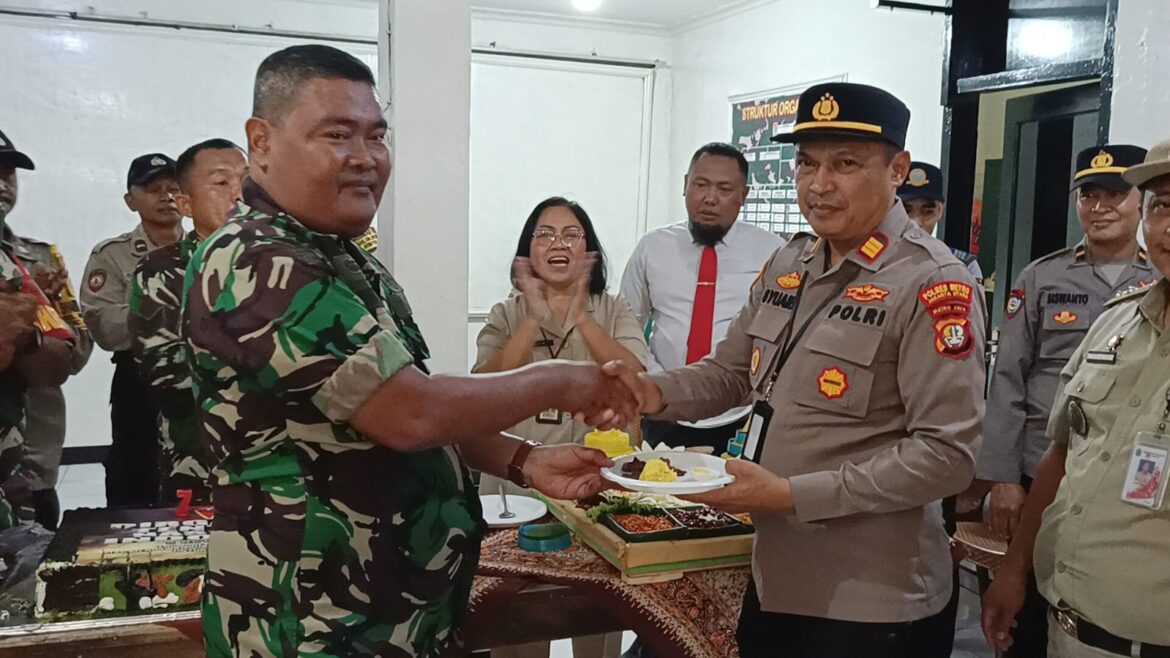 Wakapolsek Cilincing AKP SYUAIB BAHRUN, SH pimpin kegiatan Surprise Party Dalam Rangka HUT TNI Ke-79 di Mako Koramil Cilincing 0502/JU