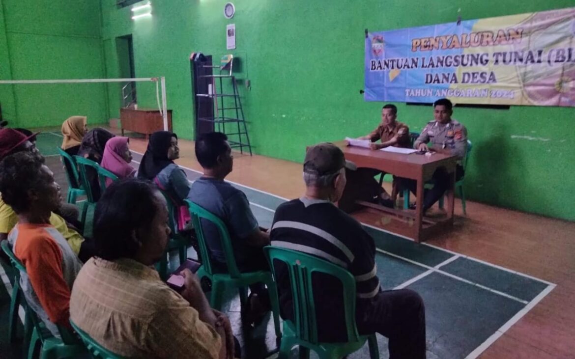 Polsek Cikoneng Polres Ciamis Awasi Penyaluran BLT DD ke Warga Desa Margaluyu