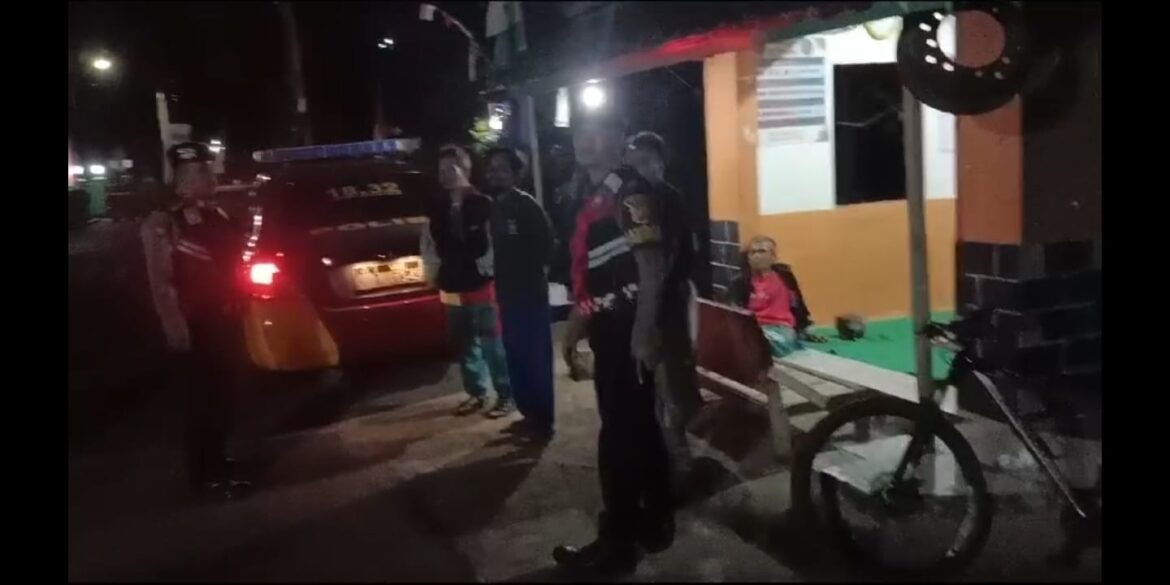 Perkuat Sinergitas, Satuan Samapta Polres Ciamis Beri Binluh ke Warga Saat Ngeronda Malam