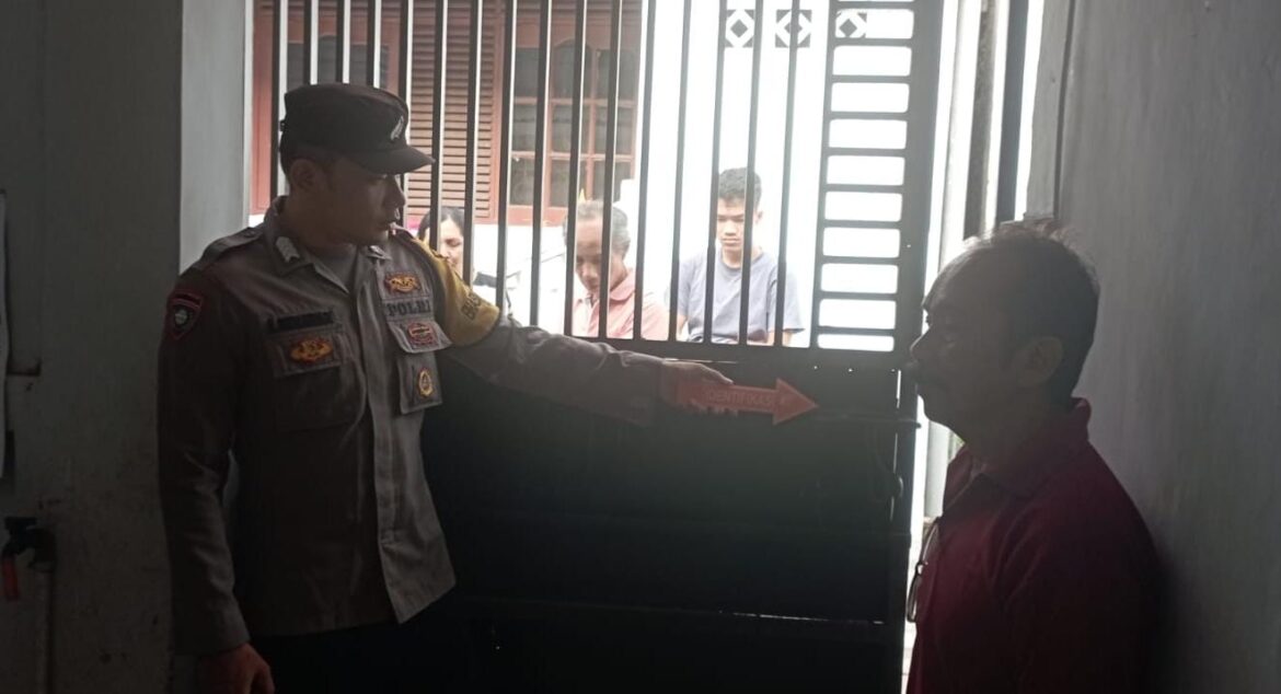 Personel Polsek Cijeungjing Datangi TKP Pencurian Ranmor di Sebuah Garasi Rumah