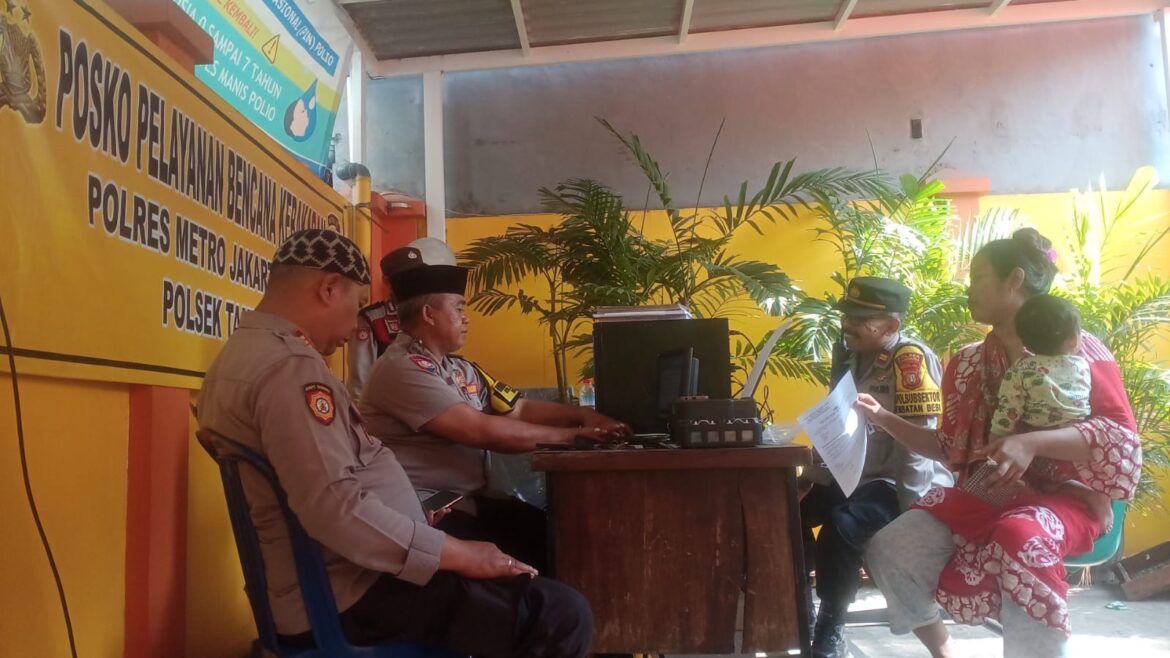 Polsek Tambora Bantu Warga Jembatan Besi yang Kehilangan Surat-surat Penting Akibat Kebakaran