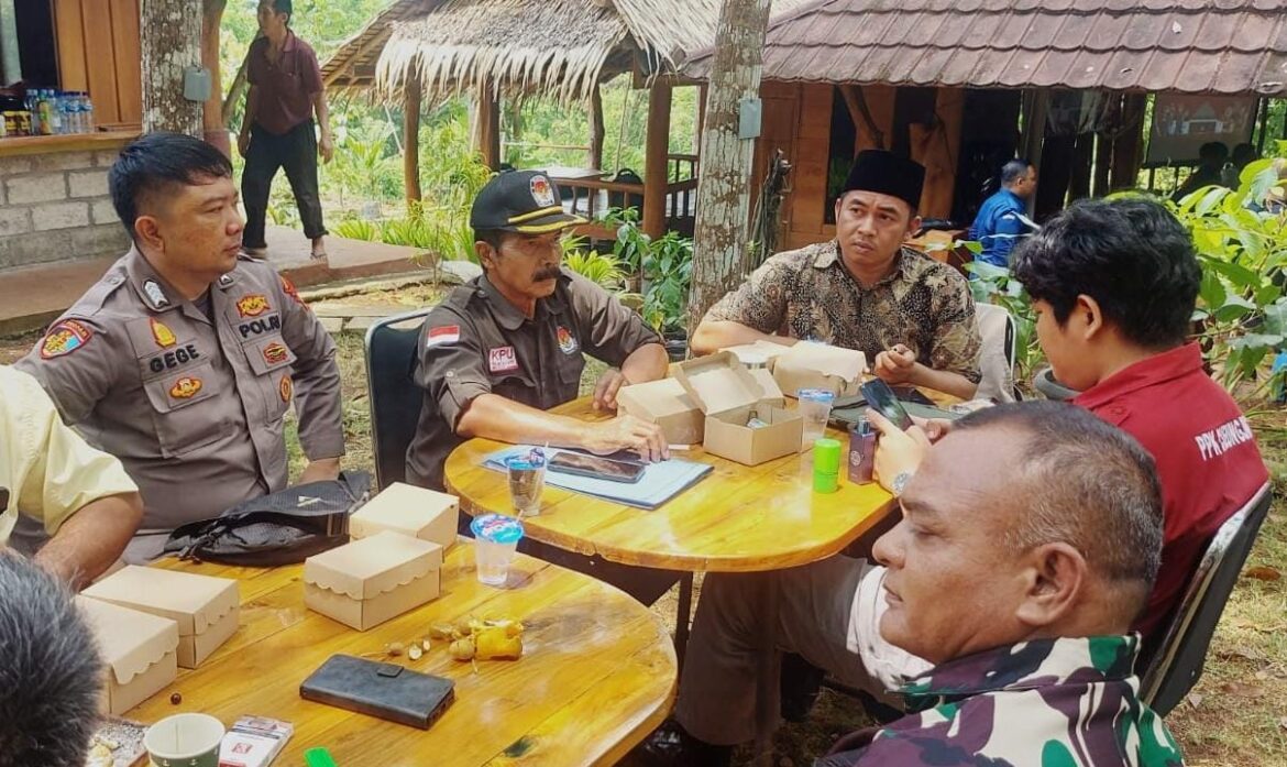 Datang ke Tomas, Anggota Polsek Cijeungjing Koorkom Kamtibmas Jelang Pilkada Serentak