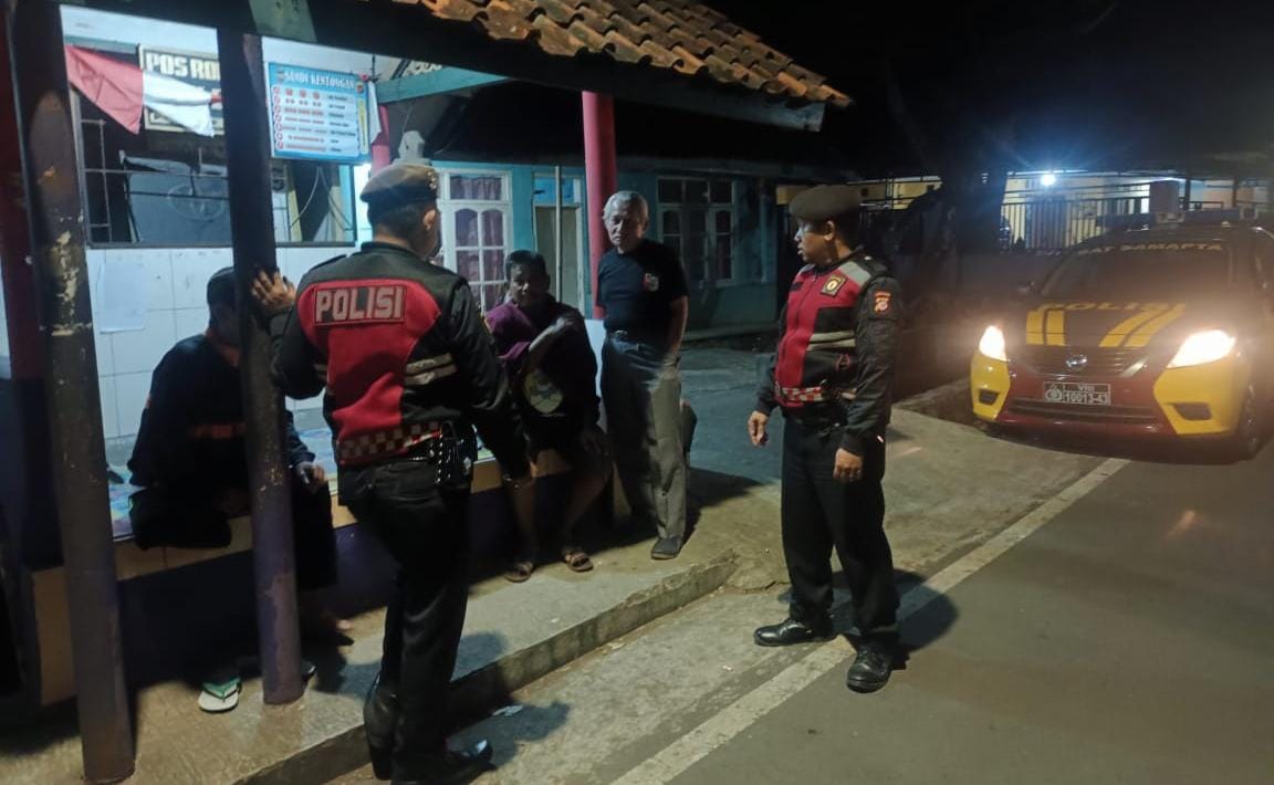 Perkuat Sinergitas, Satuan Samapta Polres Ciamis Beri Binluh ke Warga Saat Ngeronda Malam