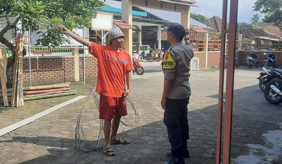 Polsek Cikoneng Koorkom Kamtibmas ke Toga di Desakaler Wujudkan Pilkada Serentak 2024 Aman