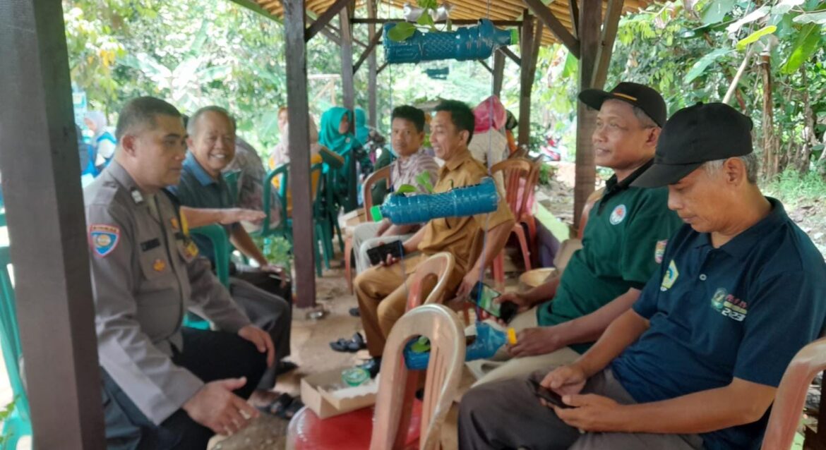Datang ke Kadugede, Anggota Polsek Cijeungjing Koorkom Kamtibmas Jelang Pilkada Serentak