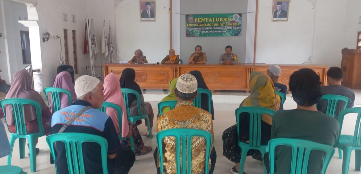 Polsek Cikoneng Polres Ciamis Awasi Penyaluran BLT DD ke Warga Desa Cikoneng
