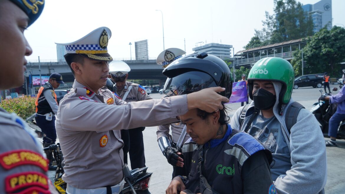 Hari Kedua Operasi Zebra Jaya 2024: Polres Jakbar Bagikan Helm Gratis di TL Grogol