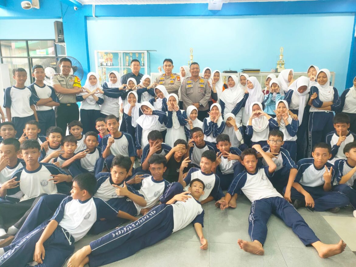Polsek Tambora Ajak Siswa SMP Negeri 32 Jakarta Jauhi Tawuran dan Bullying dalam Police Goes To School