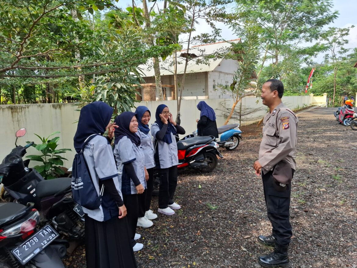 Cipkon Pilkada 2024, Polsek Cimaragas Polres Ciamis Cooling System ke Warga Sukalilah
