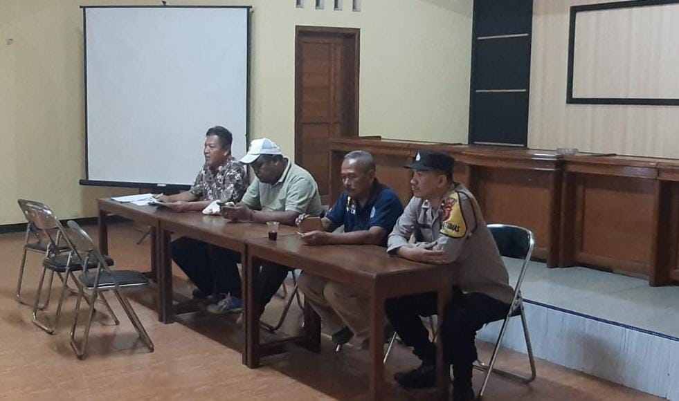 Polsek Cisaga Polres Ciamis Awasi Penyaluran BLT DD ke KPM di Desa Cisaga