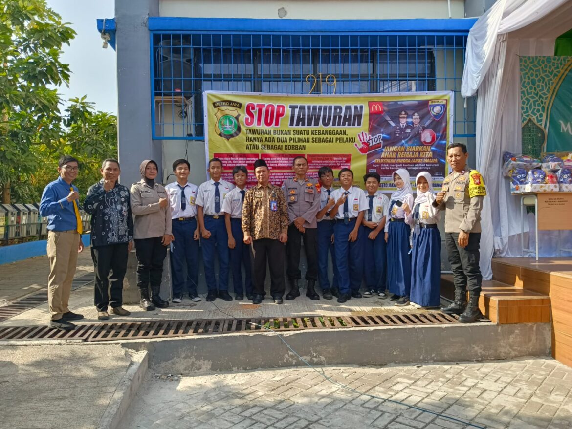 Program Police Goes To School: Polsek Kembangan Ajak Siswa Jauhi Narkoba dan Tawuran