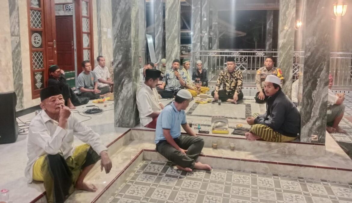 Datang ke Warga Desa Sidaharja, Anggota Polsek Lakbok Koorkom Jelang Pilkada Serentak