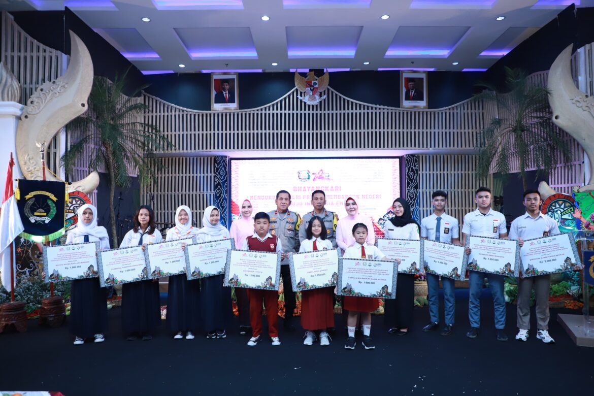 Bhayangkari Bagikan Bantuan Sosial Dalam Rangka Peringatan Hari Kesatuan Gerak Bhayangkari Ke-72 Tahun 2024