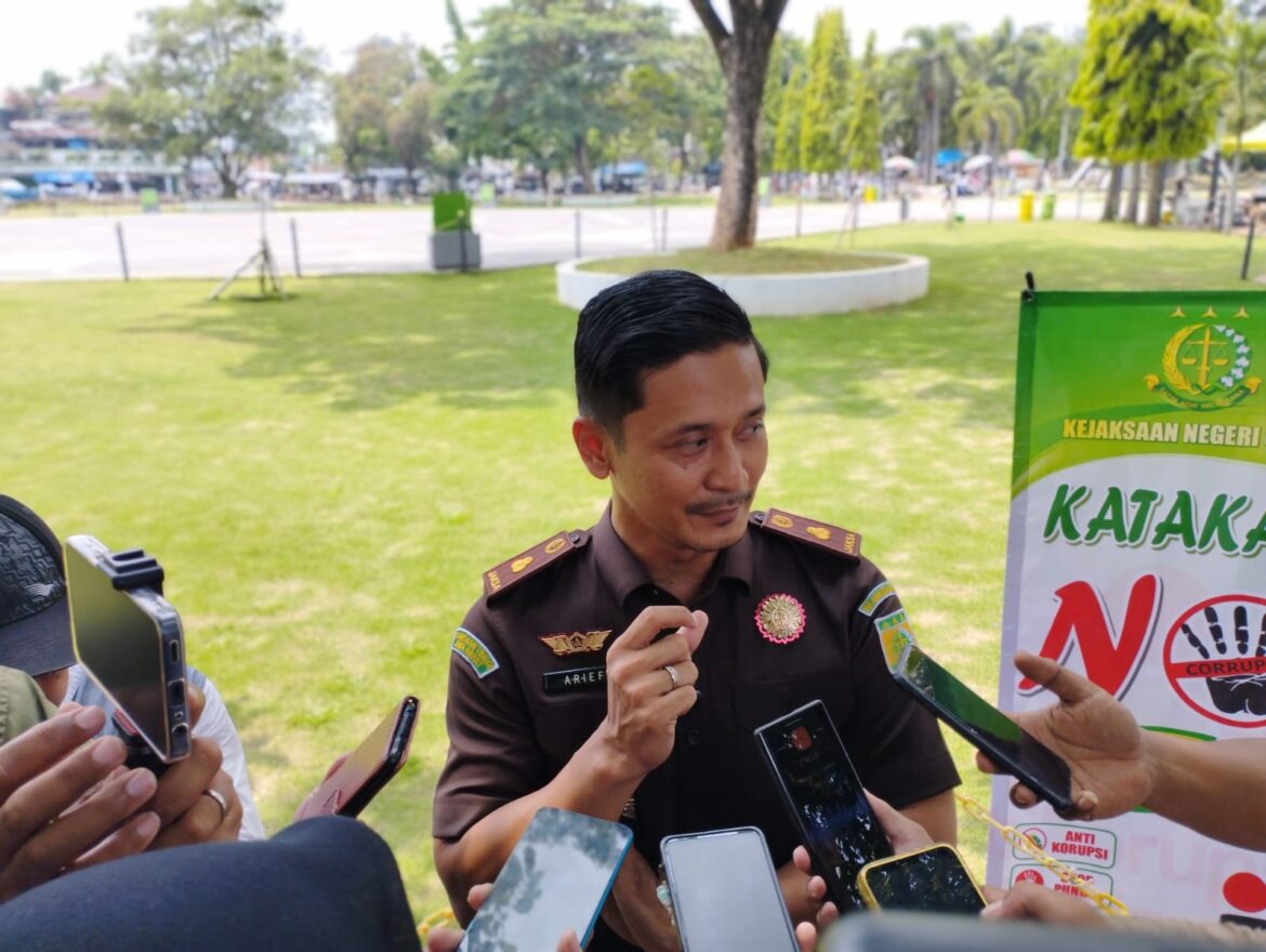 Jelang Hari Anti Korupsi Sedunia, Kejaksaan Negeri Ciamis Bagikan Stiker Bersama Lawan Korupsi
