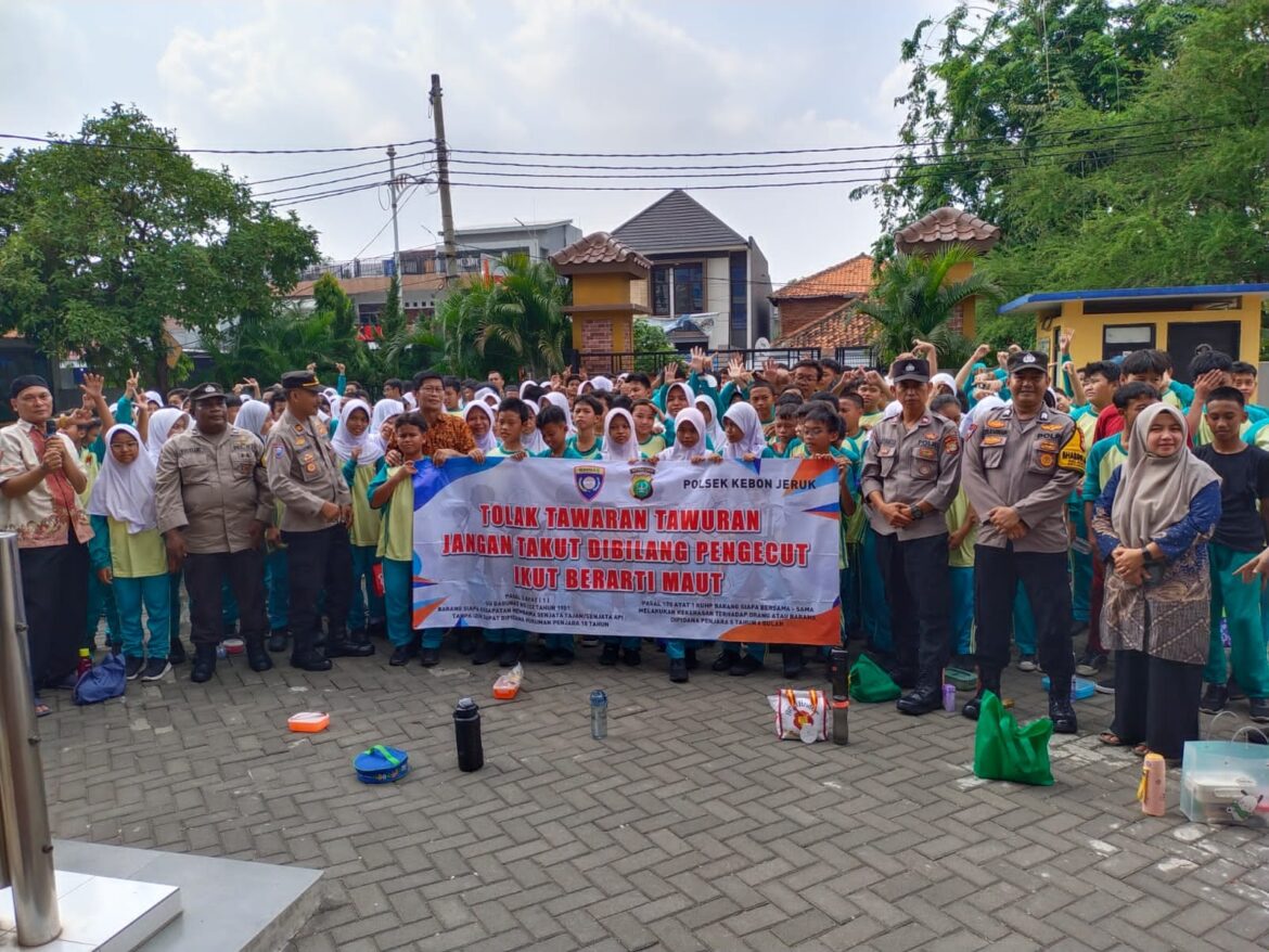 Unit Bimas Polsek Kebon Jeruk Edukasi Pelajar SMPN 75 Tentang Pencegahan Tawuran