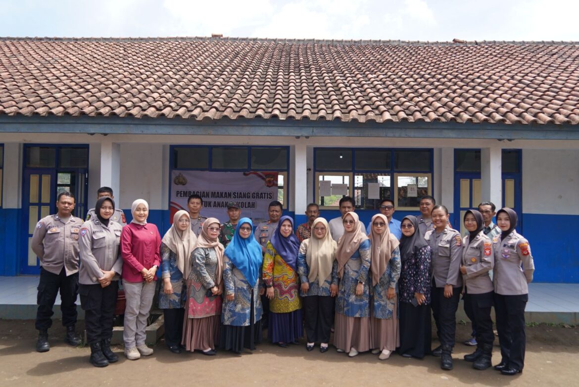 Polres Tasikmalaya Kota Kembali Bagikan Makan Sehat Bergizi Gratis kepada Siswa SDN Sukamukti Cisayong