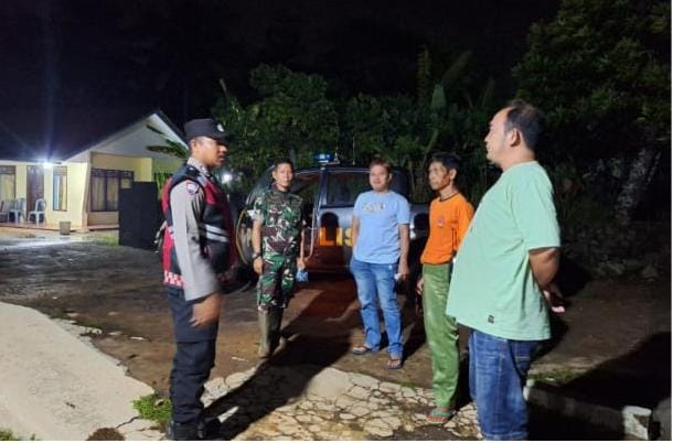 Berikan Rasa Nyaman, Personel Polsek Sukadana Polres Ciamis Patroli Kamtibmas Saat Malam Hari