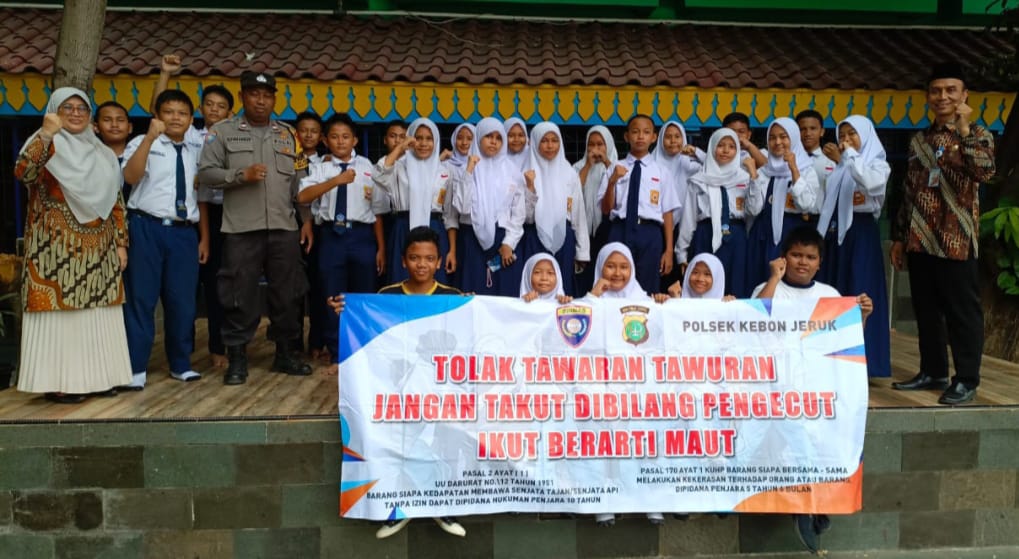 Bhabinkamtibmas Kelapa Dua, Aiptu H. Fauzan, Ajak Siswa SMPN 189 Hindari Tawuran dan Kenakalan Remaja