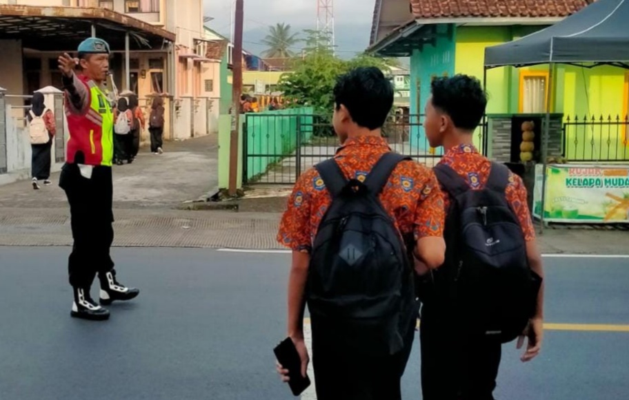 Pelayanan Masyarakat, Polsek Cipaku Polres Ciamis Bantu Anak Sekolah Menyebrang di Jalur Padat