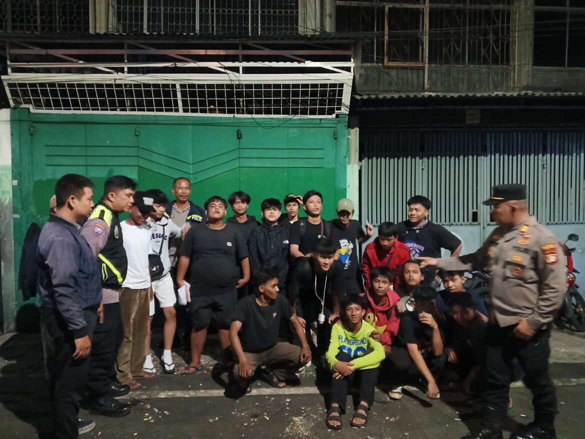 Cegah Tawuran dan Kejahatan Malam Hari, Polsek Metro Tamansari Gelar Patroli Malam di Wilayah Rawan