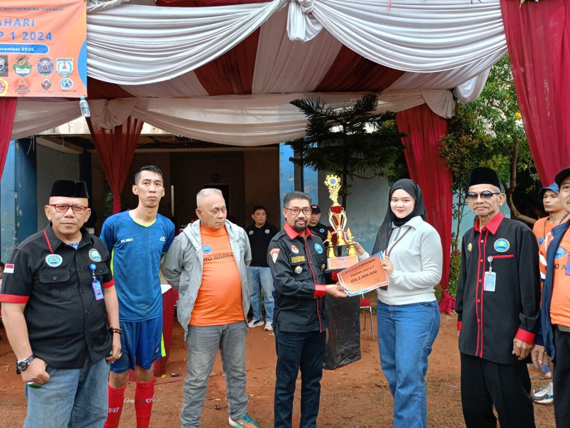 Bank DKI Cabang Walikota Jakarta Barat Serahkan Piala Kepada Presiden GANN