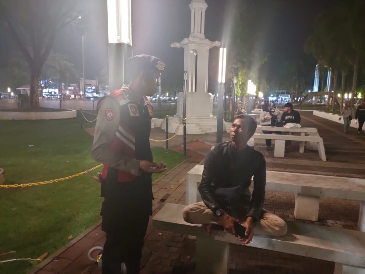 Samapta Polres Ciamis Patroli Jalan Kaki Saat Malam di Alun Alun Ciamis Beri Imbauan Kamtibmas