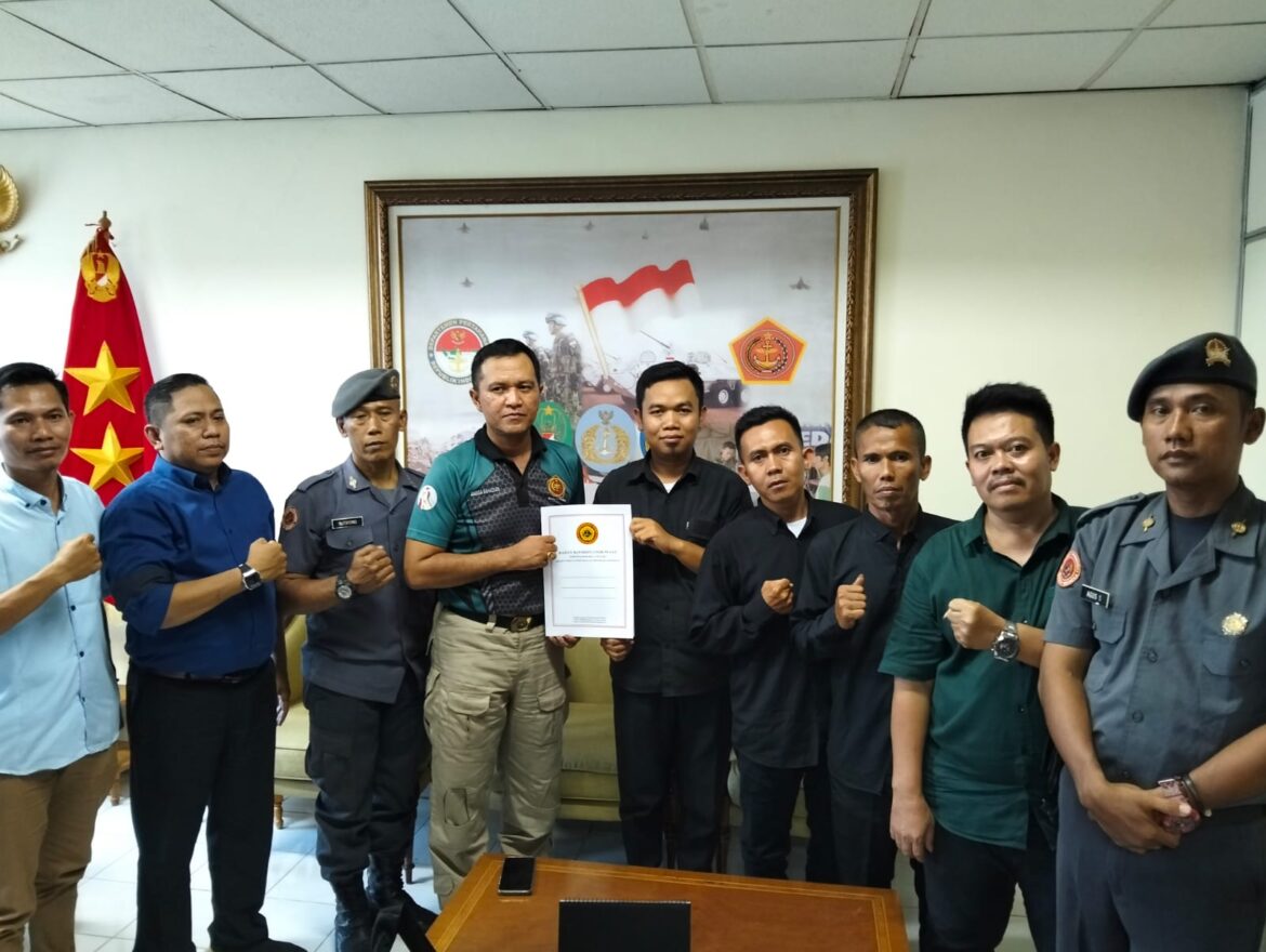 Ketua Umum Forum Kader Bela Negara Memberikan SK Ke Bakorda Kabupaten Bogor