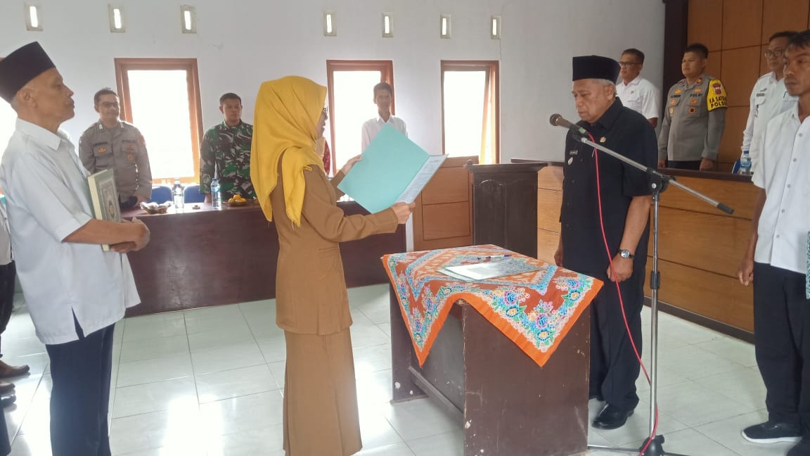 Soliditas TNI-Polri dan Pemerintah, Kapolsek Cihaurbeuti Hadiri Pelantikan Perangkat Desa Sukamaju
