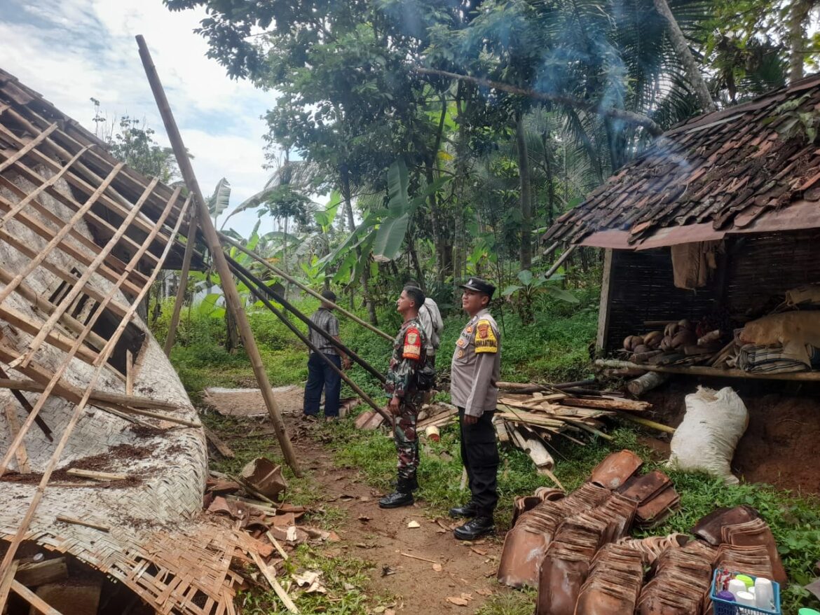 Humanis, Polsek Rancah Polres Ciamis Datangi Rumah Warga Roboh Dihantam Hujan Deras