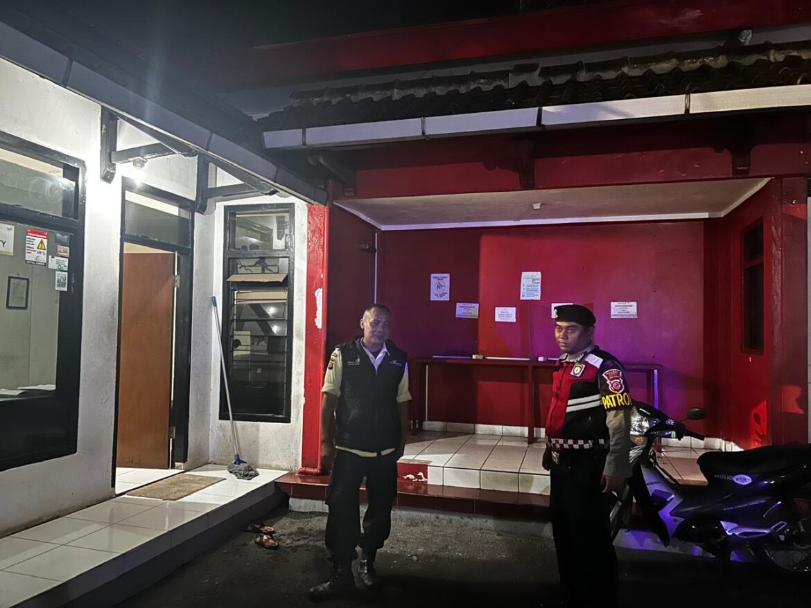 Humanis, Tiga Personel Samapta Polres Ciamis Datang dan Beri Imbauan ke Warga Plasa Telkom