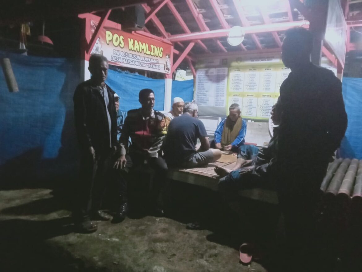 Berikan Rasa Aman, Personel Polsek Kawali Polres Ciamis Patroli Dialogis di Malam Hari