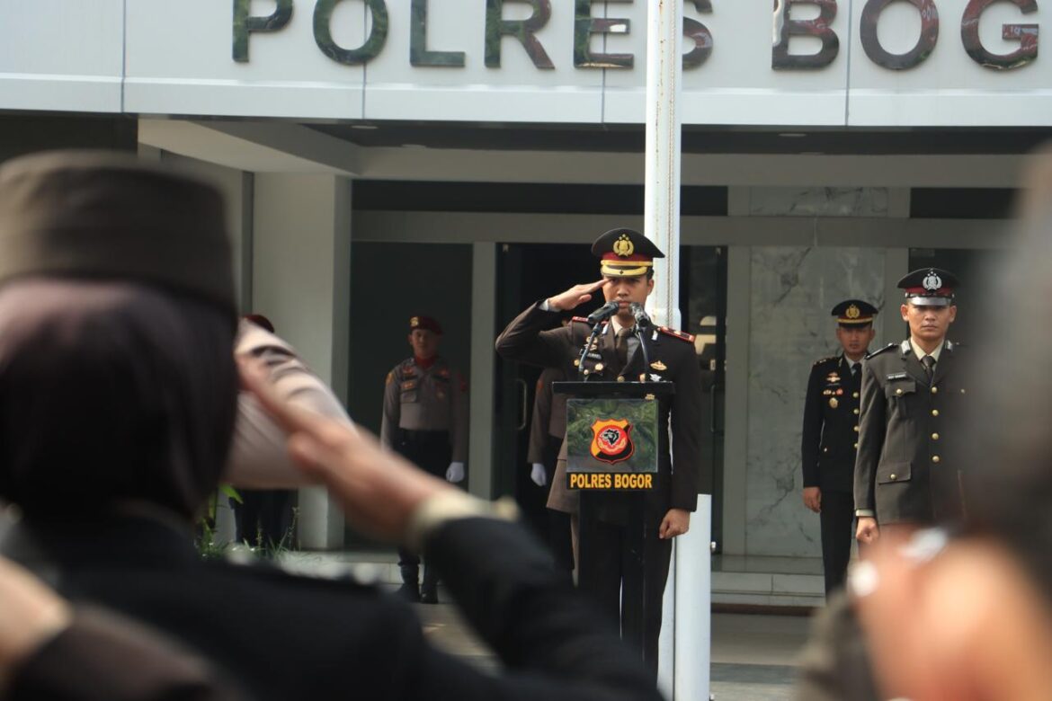 Polres Bogor Laksanakan Upacara Memperingati Hari Pahlawan Untuk Mengenang Serta Menghormati Perjuangan Para Pahlawan Terdahulu