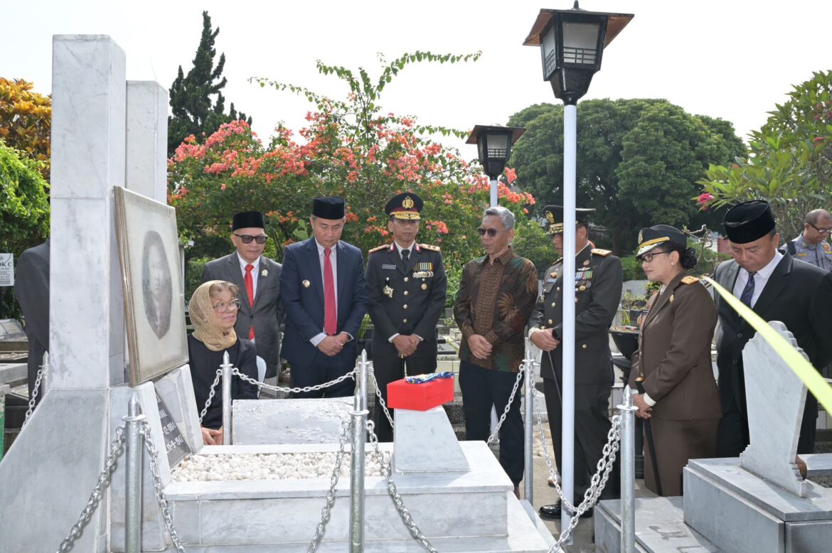 Kapolda Jabar Hadiri Peringatan Hari Pahlawan di Gasibu Bandung dan Ziarah Ke Makam Rd. Dewi Sartika