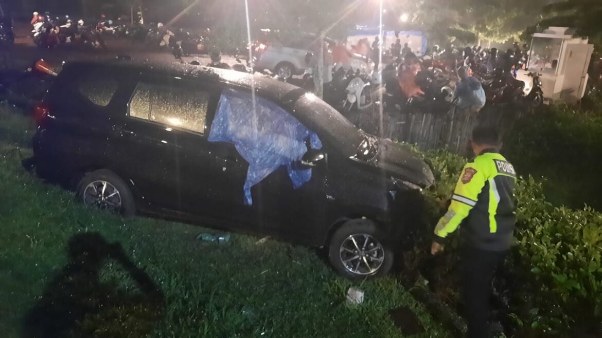 Unit Gakkum Sat Lantas Polres Bogor Tangani Kecelakaan Lalu Lintas di Gunung Mas Puncak Kabupaten Bogor