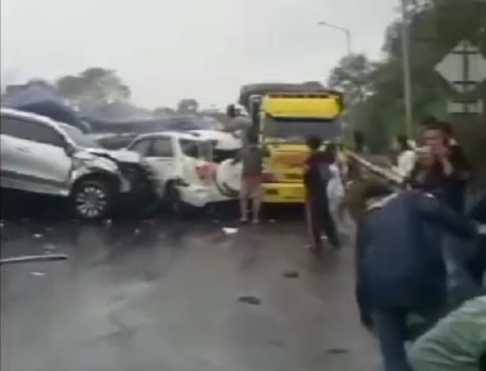 Kecelakaan Beruntun di KM 92 Ruas Tol Cipularang, Jasa Marga Kerahkan 4 Kendaraan Derek Untuk Evakuasi
