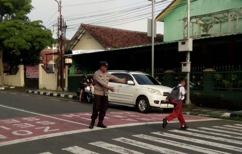 Pelayanan Masyarakat, Kapolsek Ciamis Turun Bantu Anak Menyebrang di Area SDN 3 Ciamis