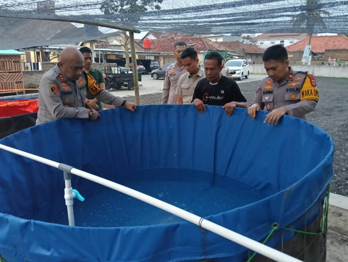 Kapolres Serang Cek Ketahanan Pangan Budidaya Ikan dan Peternakan Ayam