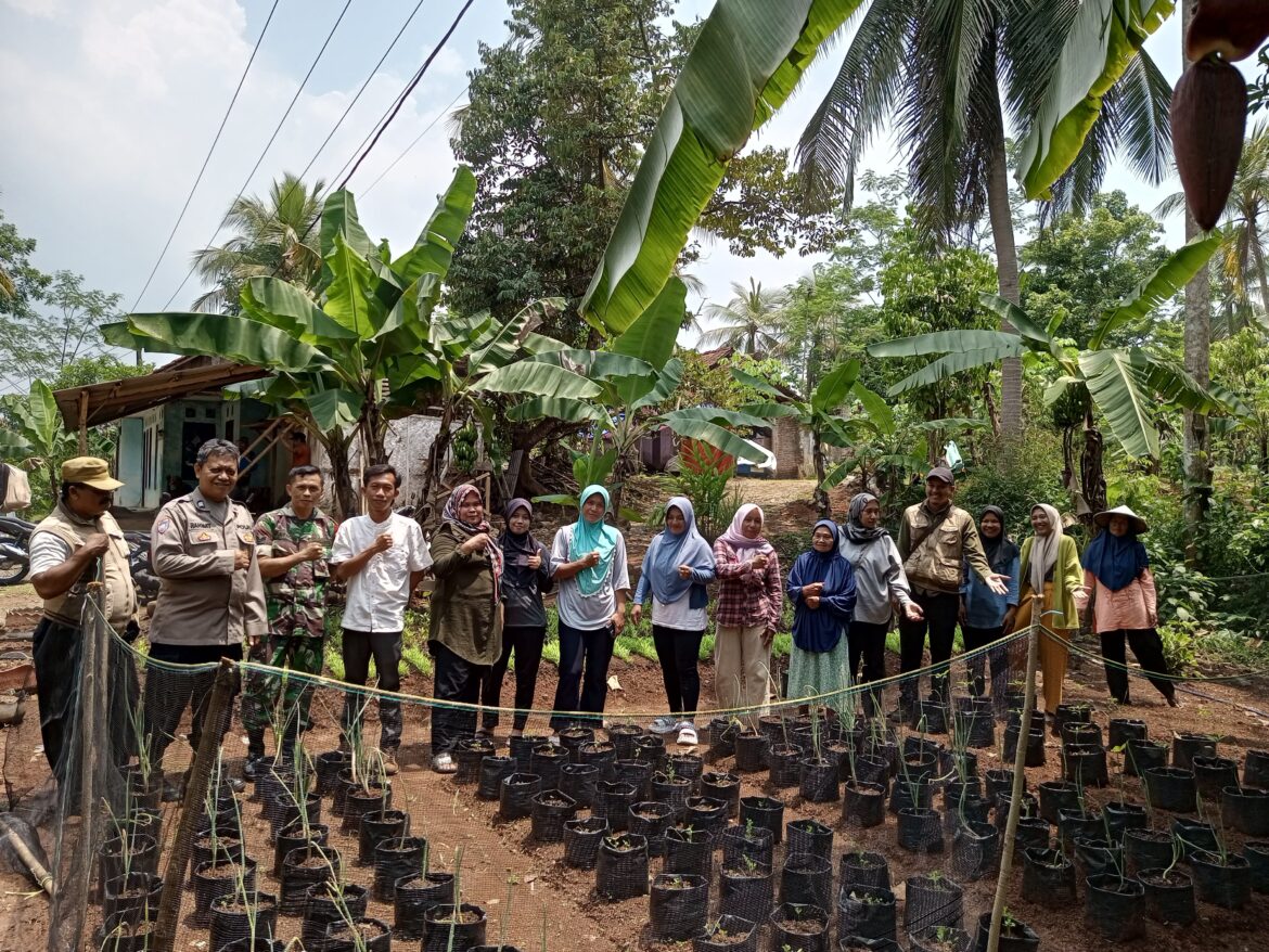 Dukung Program Asta Cita, Polsek Sukadana Polres Ciamis Ajak KWT Manfaatkan Lahan Jadi Produktif