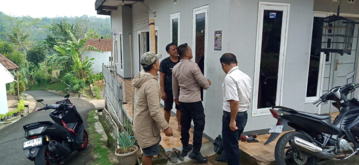 Wujudkan Pilkada Harmonis, Polsek Panjalu Pasang Himbauan Kamtibmas Kapolres Ciamis