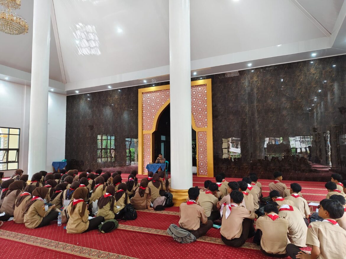 Police Go To School, Polsek Rajadesa Polres Ciamis Beri Penyuluhan ke SMKN 1 Rajadesa