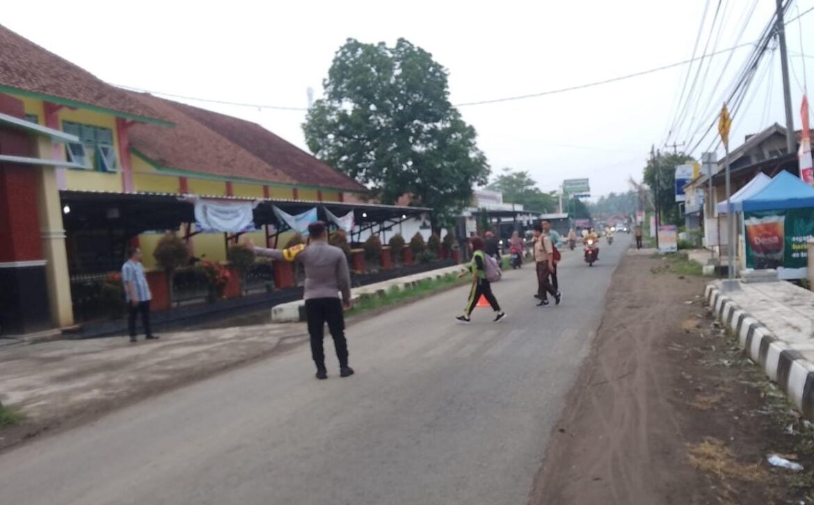 Pengaturan Lalu Lintas Pagi, Polsek Lakbok Polres Ciamis Pelayanan Masyarakat di Depan Sekolah