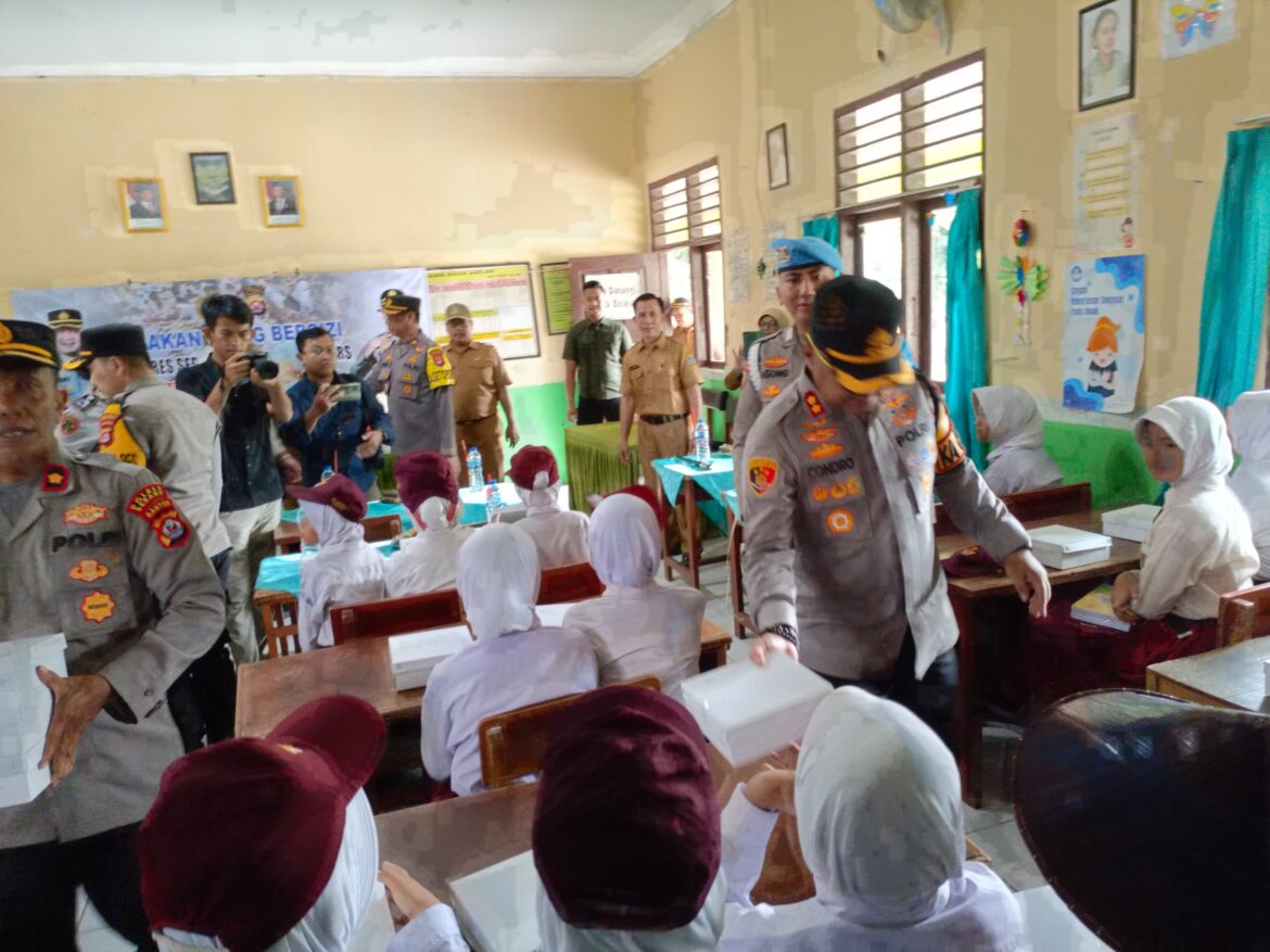Kapolres Serang Bersama Insan Media Bagikan Makan Gratis Sehat Ratusan Siswa SDN Taman Ciruas Permai