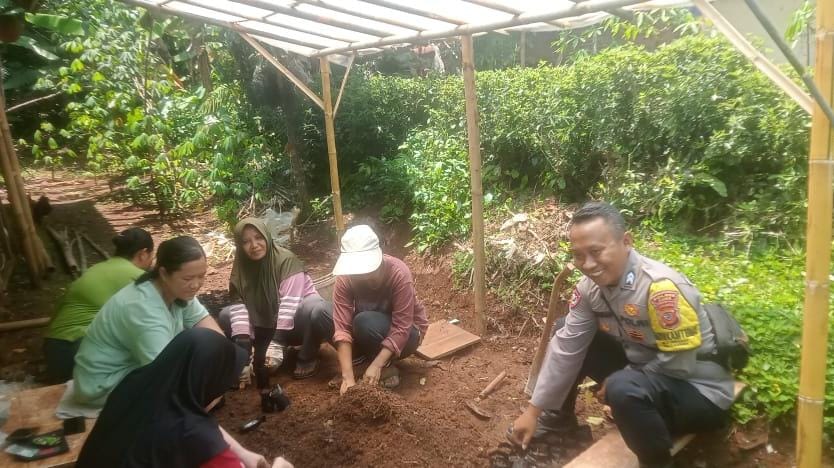 Dukung Program Asta Cita, Polsek Sukadana Polres Ciamis Ajak Warga Jadikan Lahan Produktif