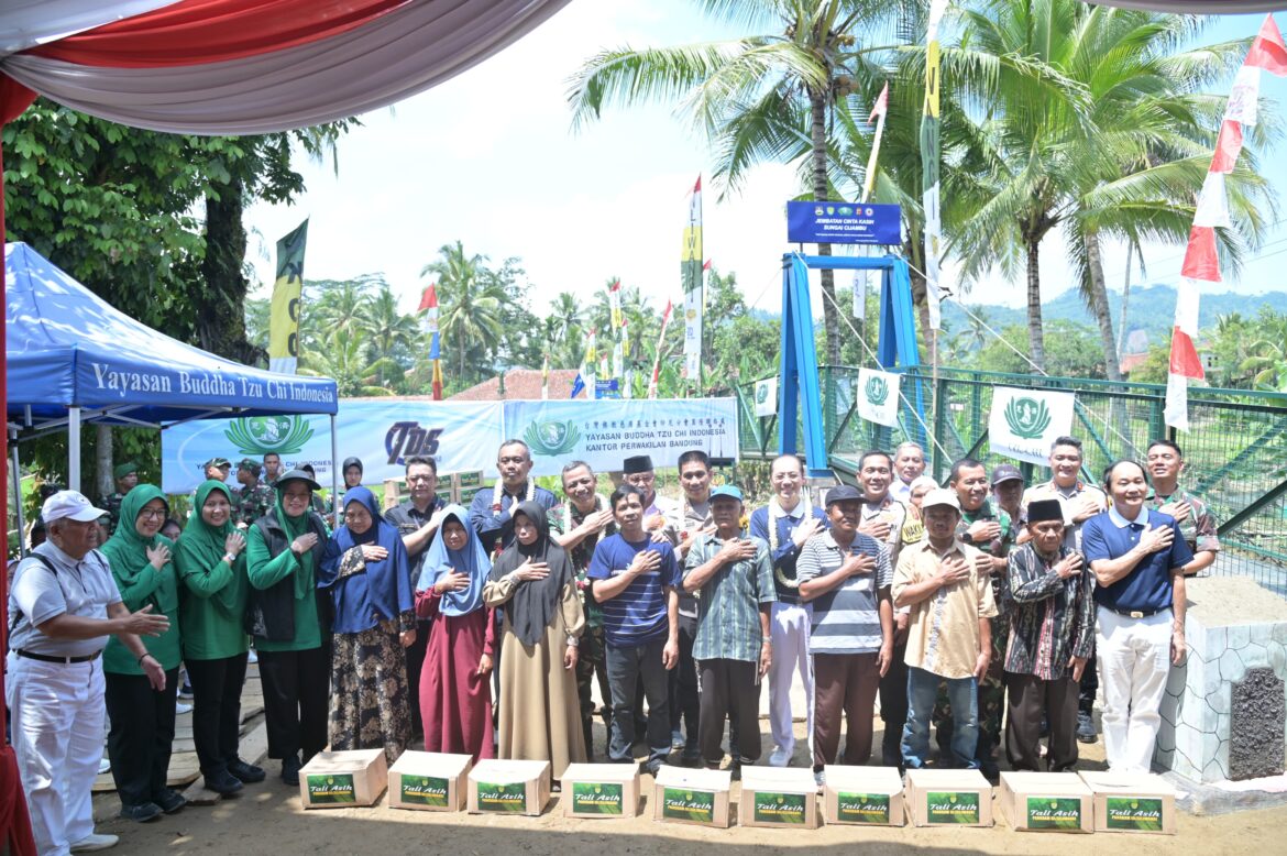 Kapolda Jabar Hadiri Peresmian Jembatan Gantung dan Lakukan Bhakti Sosial di Kabupaten Bandung Barat