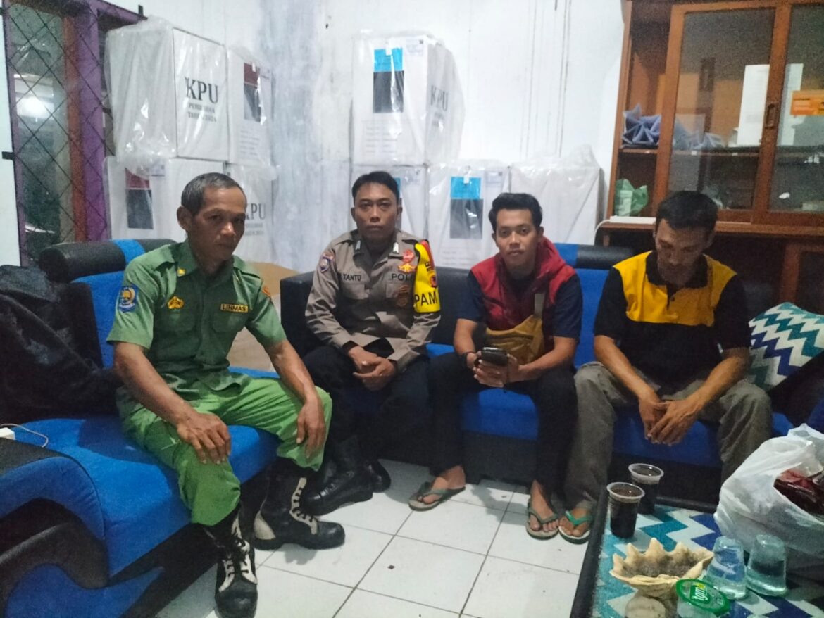 Polsek Lakbok Kawal Proses Distribusi Logistik Pilkada Tingkat PPK Purwadadi ke PPS Kutawaringin