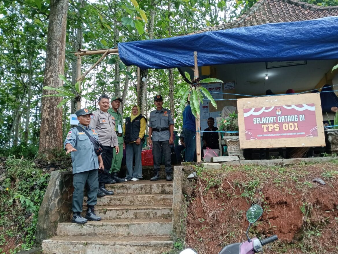 Polsek Sukadana Awasi Proses Pungut dan Hitung Suara Pilkada Serentak di Lima TPS Desa Ciparigi
