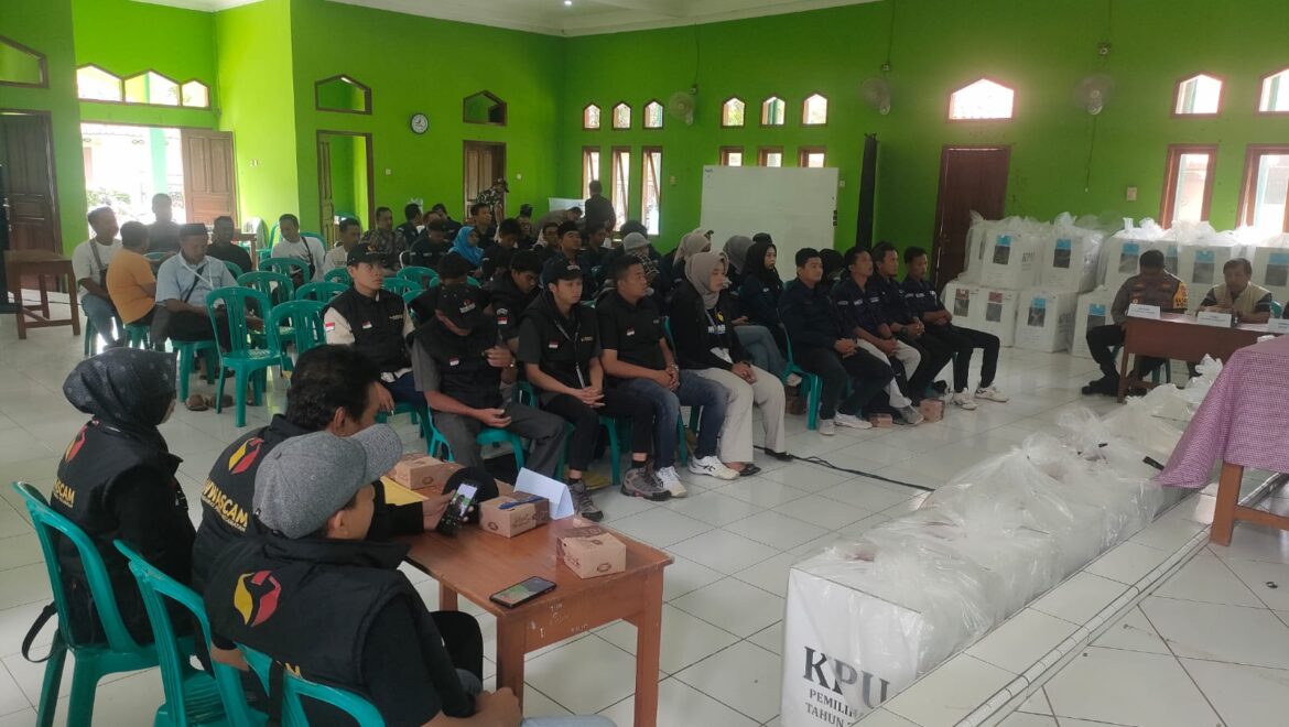 Kapolsek Sukadana Datang ke Proses Rapat Pleno Rekapitulasi Hasil Pilkada 2024 di Tingkat PPK