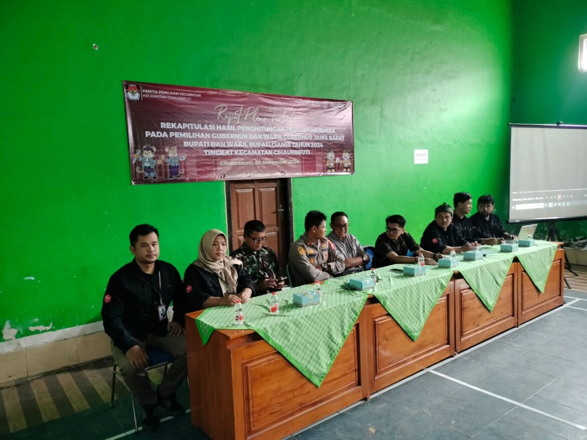 Kapolsek Cihaurbeuti Awasi Proses Rapat Pleno Rekapitulasi Hasil Pilkada 2024 di Tingkat PPK