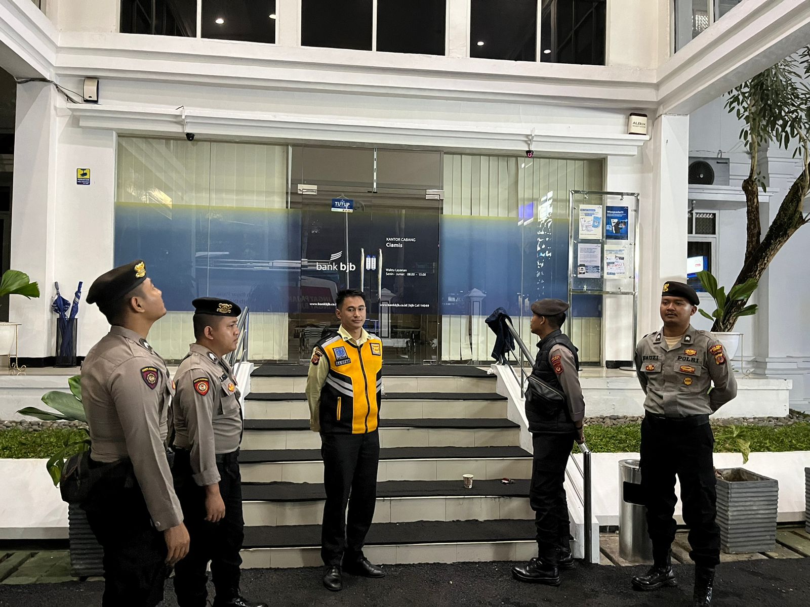 Humanis, Pasukan Patroli Roda 2 Samapta Polres Ciamis Beri Imbauan ke Obvit Perbankan