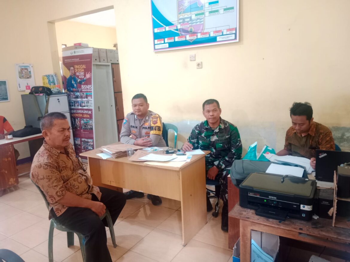 Soliditas TNI-Polri, Polsek Sukadana dan Koramil Rajadesa Cooling System ke Warga Bunter